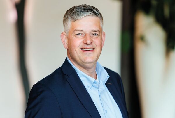Dennis Helfrich ist selbstständiger Immobilienmakler